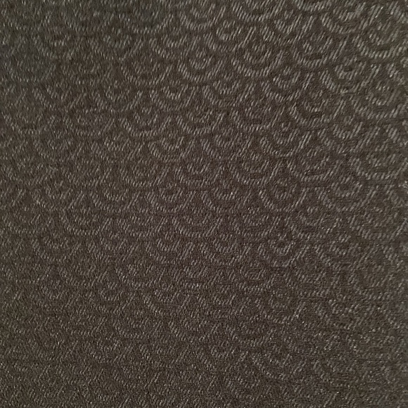 Le suit women pencil skirt. Size 14. Black color. Polyester/rayon. Lined. - Picture 2 of 2